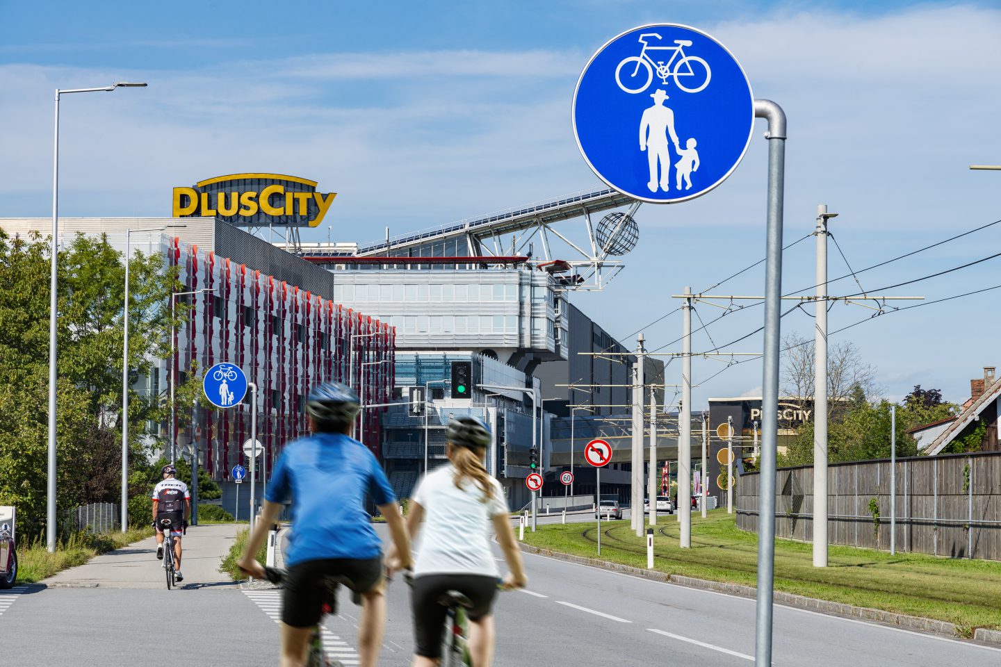Die Radhauptroute Linz-Traun führt am beliebten Shopping-Center PlusCity vorbei.