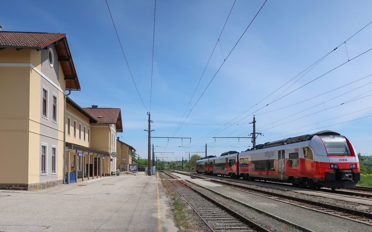 Nahverkehrsgerechter Ausbau der Summerauer Bahn: ÖBB-Zug auf Summerauerbahn auf Schiene