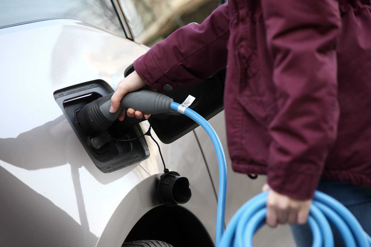 Elektromobilität fördern: Elektroauto wird geladen.
