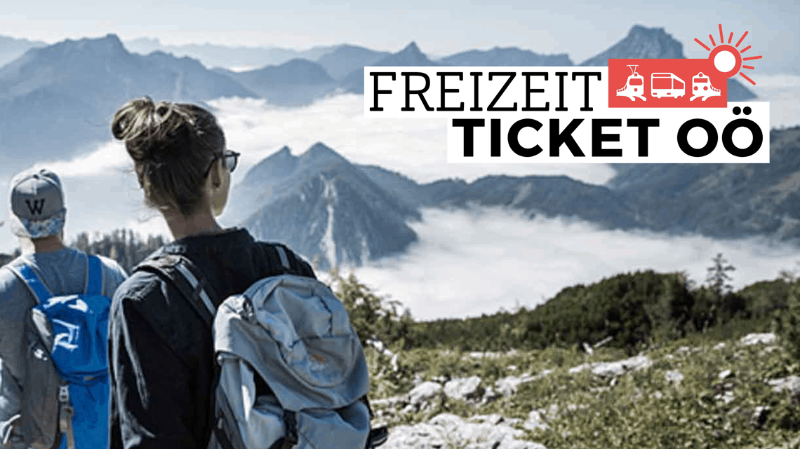 Logo des Freizeit-Tickets Oberösterreich auf Werbeplakat mit Wanderern im Gebirge darauf.