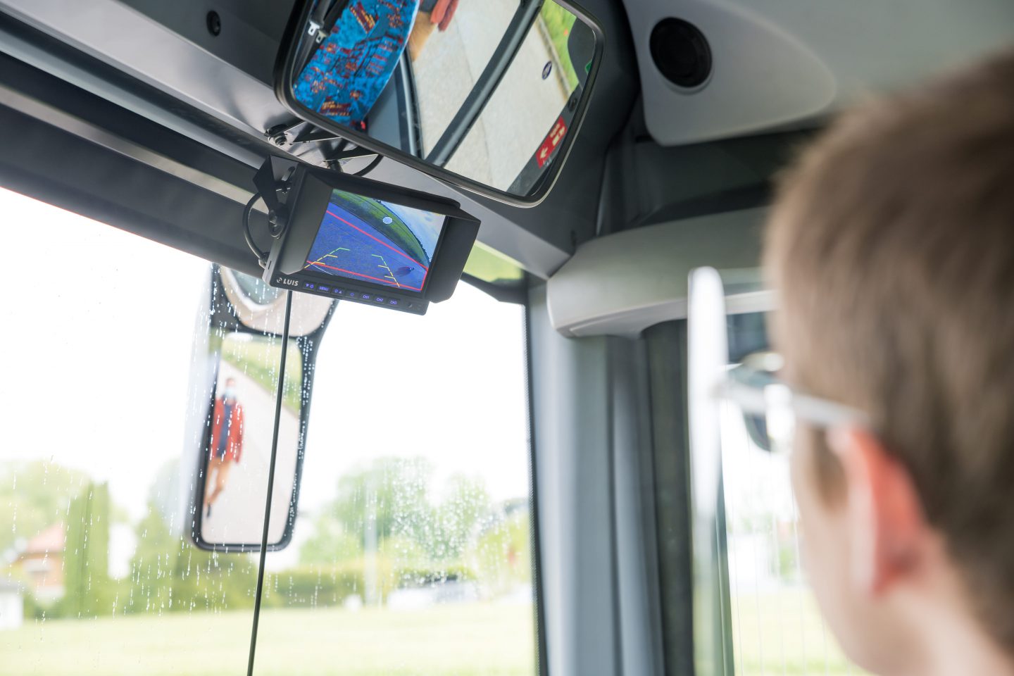 Abbiegeassistent für Regionalbusse: Busfahrer hat mit dem kamerabasierten Erkennungssystem alles genau im Blick.