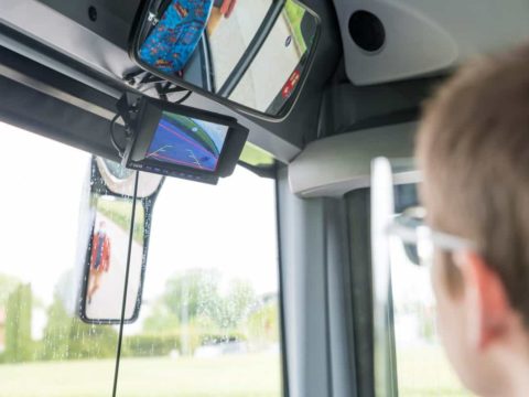 Abbiegeassistent für Regionalbusse: Busfahrer hat mit dem kamerabasierten Erkennungssystem alles genau im Blick.