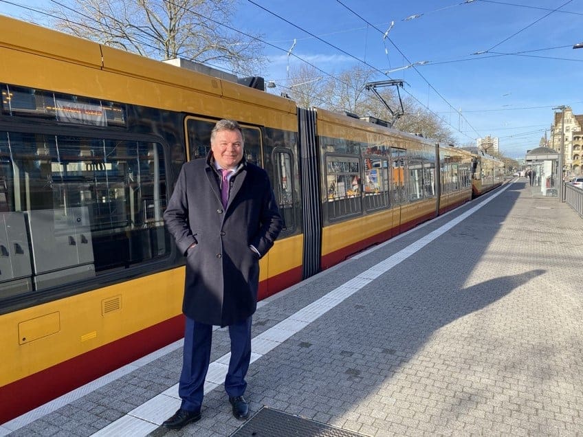 Infrastruktur-Landesrat Mag. Günther Steinkellner vor neuem TramTrain