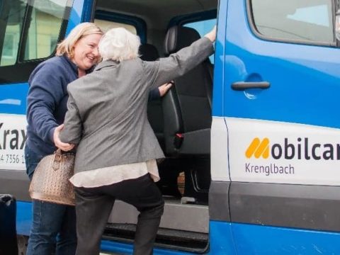 Neuer Förder-Leitfaden für Mikro-ÖV: Der Ortsbus Kraxi bringt ältere Dame sicher ans Ziel.