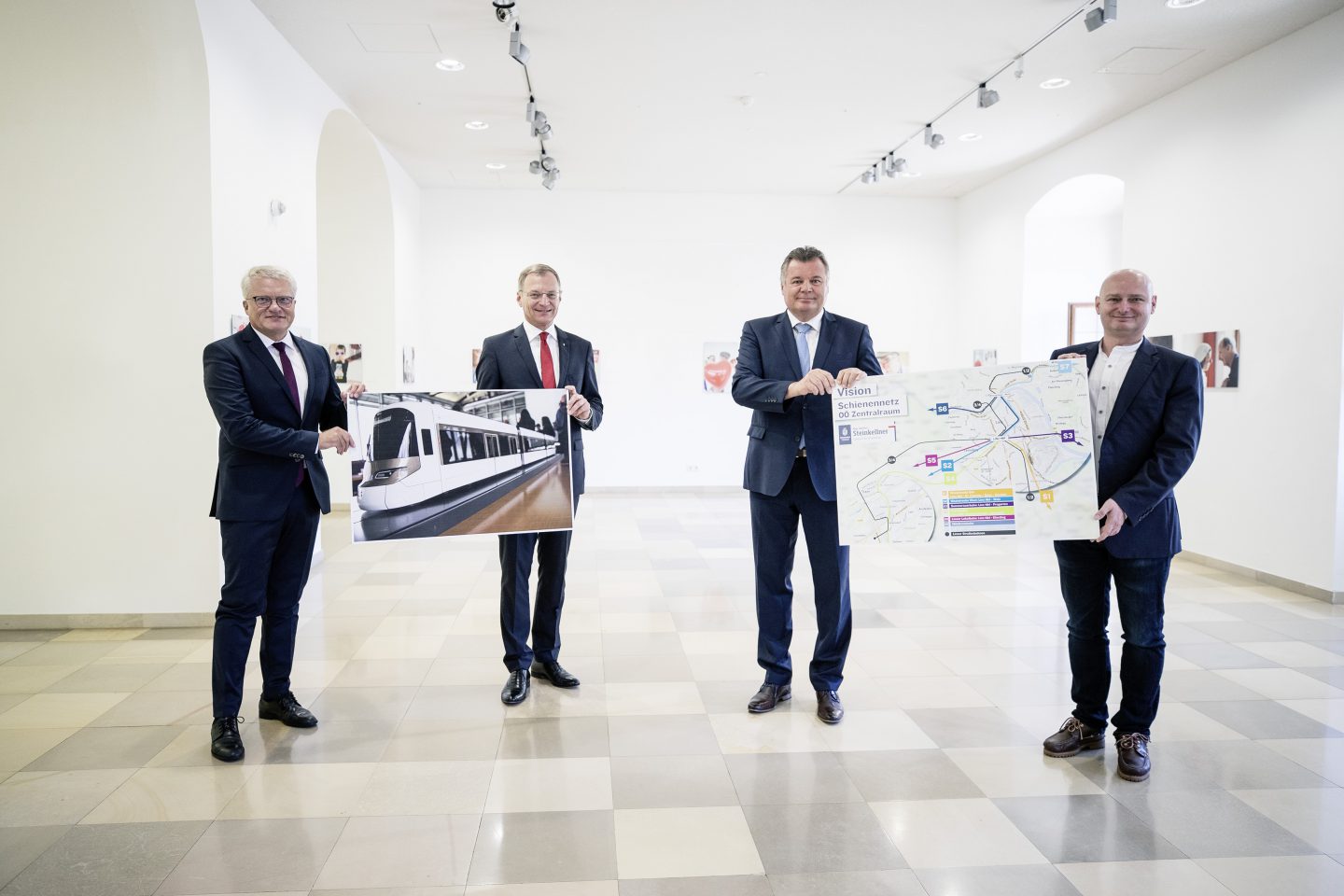 Öffi Offensive für Oberösterreich: Bürgermeister von Linz Klaus Luger, LH-Mann Thomas Stelzer, LR Günther Steinkellner und Vizebürgermeister Markus Hein präsentieren Offensive mit Plakaten von neuem Zugmodell und ausgebautem Schienennetz.